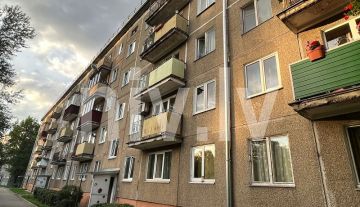 Izīrē divistabu dzīvokli Rīgā, Juglas ielā