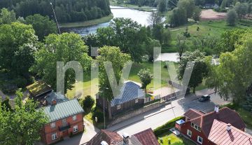 Guļbūves divstāvu dzīvojamā māja netālu no Gaujas krastiem Valmierā